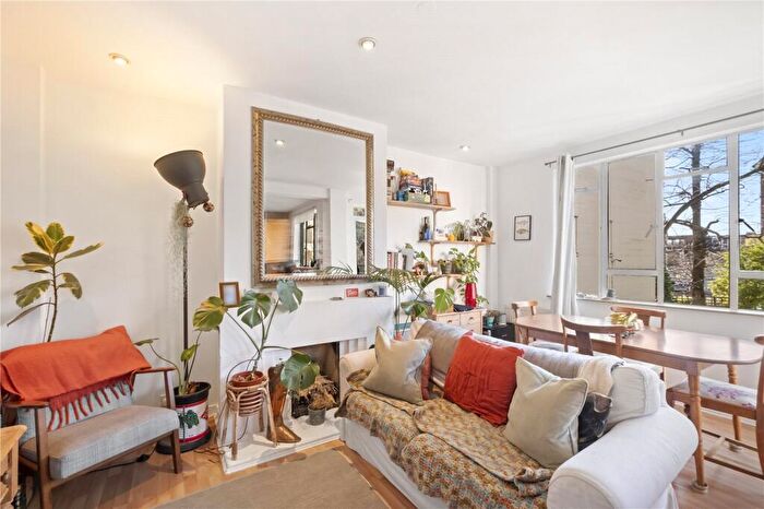 3 Bedroom Apartment For Sale In Thurleigh Court, Nightingale Lane, London, SW12
