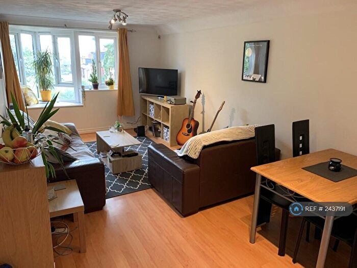 2 Bedroom Flat To Rent In Broomfield Lodge, Leeds, LS6