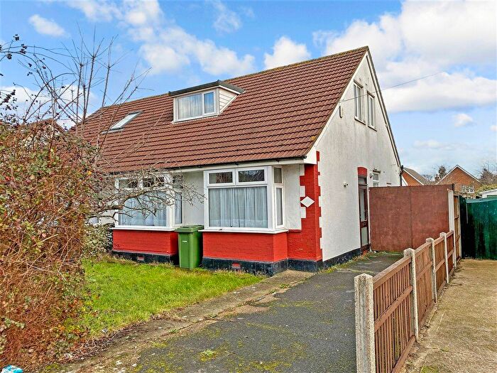 5 Bedroom Chalet For Sale In Lodge Lane, Romford, Essex, RM5