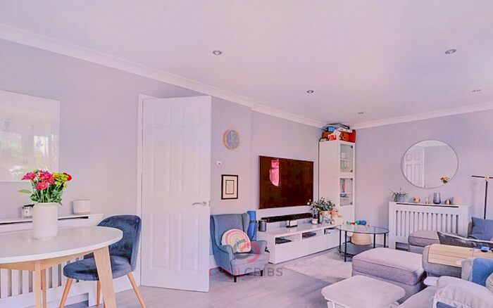 3 Bedroom Flat To Rent In Cherry Close, London, NW9