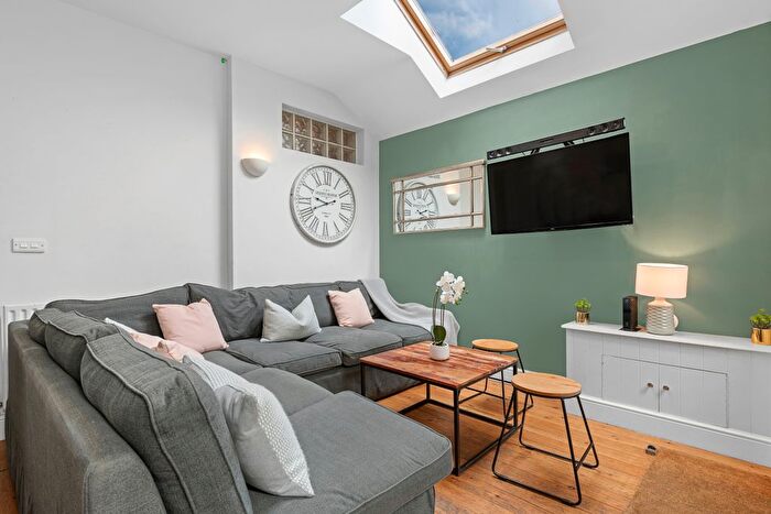 7 Bedroom Terraced House To Rent In Teversal Avenue, Nottingham, NG7