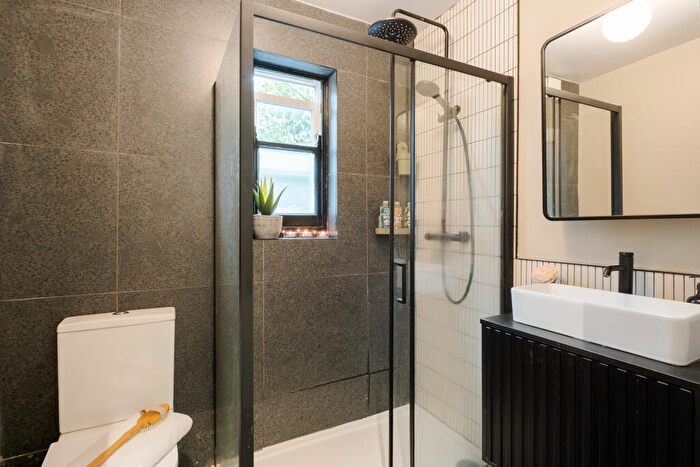 2 Bedroom Flat For Sale In Eburne Road, London, N7