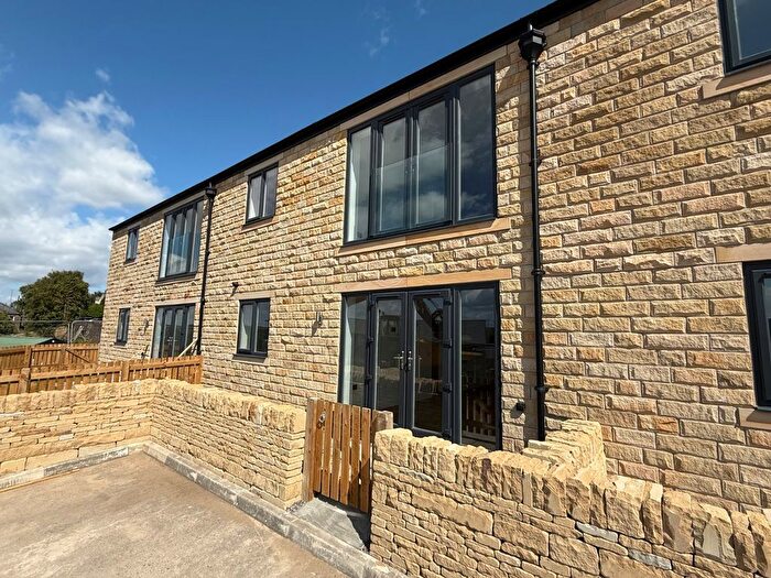 2 Bedroom Flat To Rent In Woodland Grove, Holmfirth, West Yorkshire, HD9