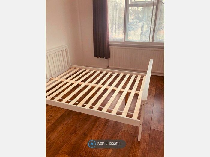 3 Bedroom Semi-Detached House To Rent In Coleridge Crescent, Colnbrook, Slough SL3