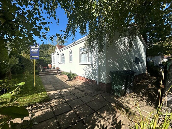 1 Bedroom Bungalow For Sale In Stonehill Woods Park, Old London Road, Sidcup, Kent, DA14