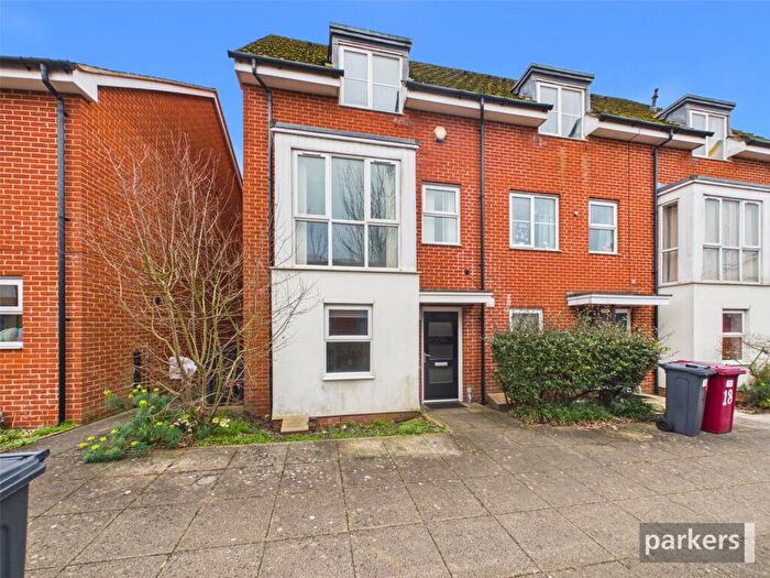 4 Bedroom Semi Detached House To Rent In Puffin Way, Reading, Berkshire, RG2