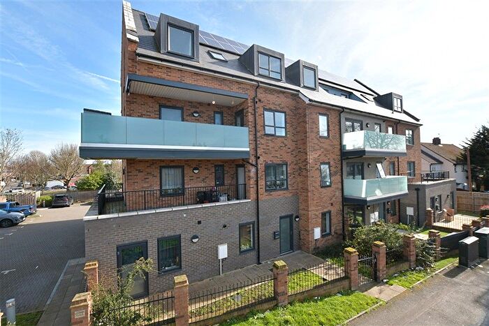 2 Bedroom Flat For Sale In Faringdon Avenue, Romford, Essex, RM3