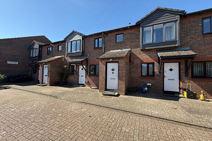 2 Bedroom Flat To Rent In Flat, Watersmeet, Appledram Lane North, Chichester, West Sussex, PO19