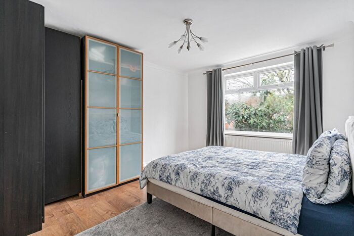 4 Bedroom Semi-Detached House For Sale In Greenford Avenue, Hanwell, W7 - Photo 10