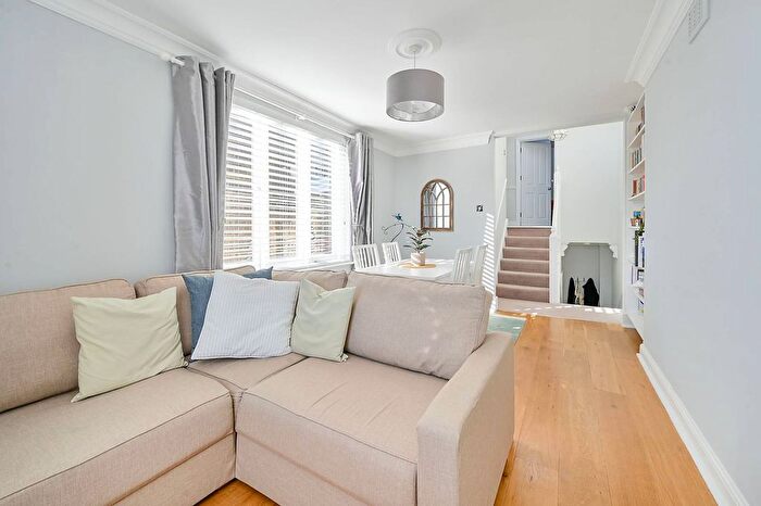 2 Bedroom Flat To Rent In Bolingbroke Road, Brook Green, London, W14