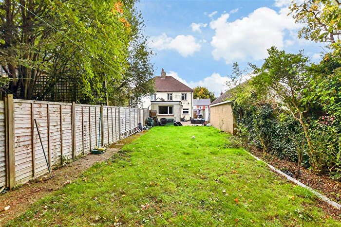 4 Bedroom Semi-detached House For Sale In Sutton Road, Maidstone, Kent, ME15