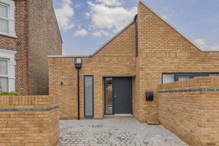 2 Bedroom Detached House To Rent In Park Road, Hanwell, W7