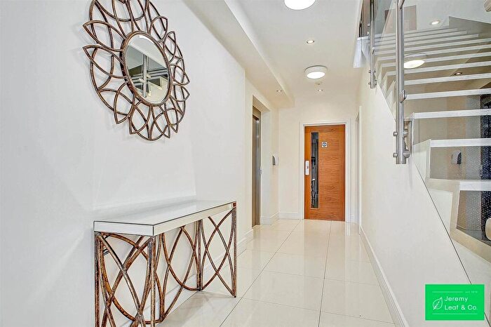 2 Bedroom Flat For Sale In Nether Street, London, N12