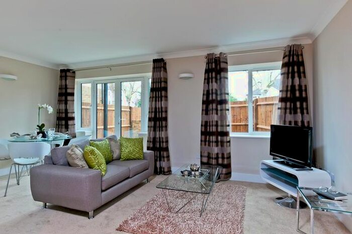 2 Bedroom Flat To Rent In Lomond Court, Maple Road, KT6