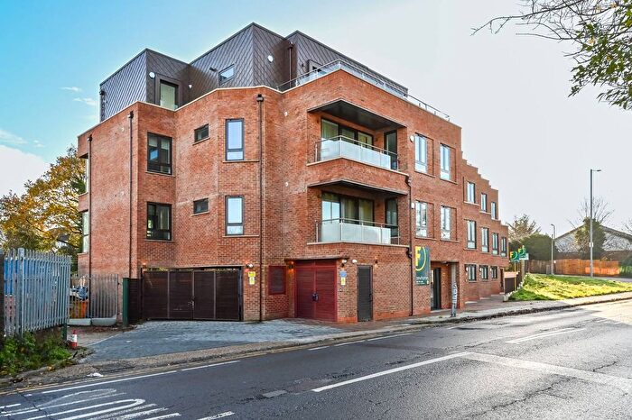 2 Bedroom Flat For Sale In Larkshall Road, Chingford, E4