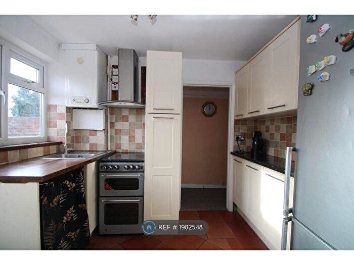 2 Bedroom Maisonette To Rent In Martin Crescent, Croydon, CR0