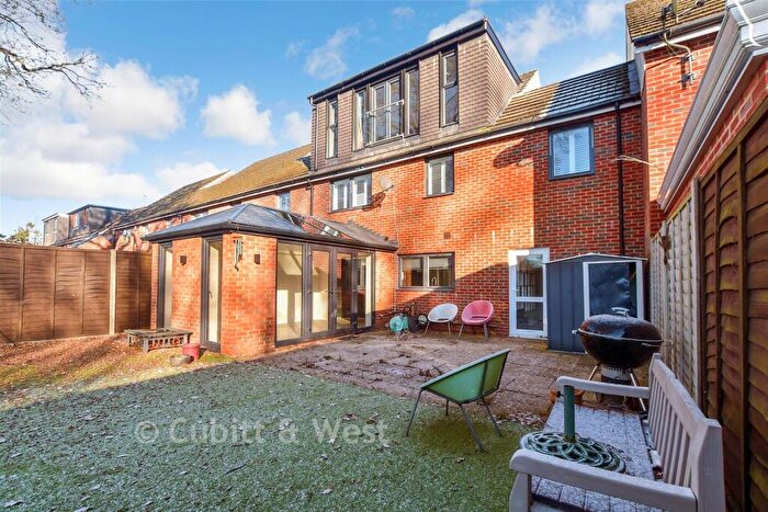 5 Bedroom Link Detached House For Sale In Pinova Close, Crawley, West Sussex, RH11