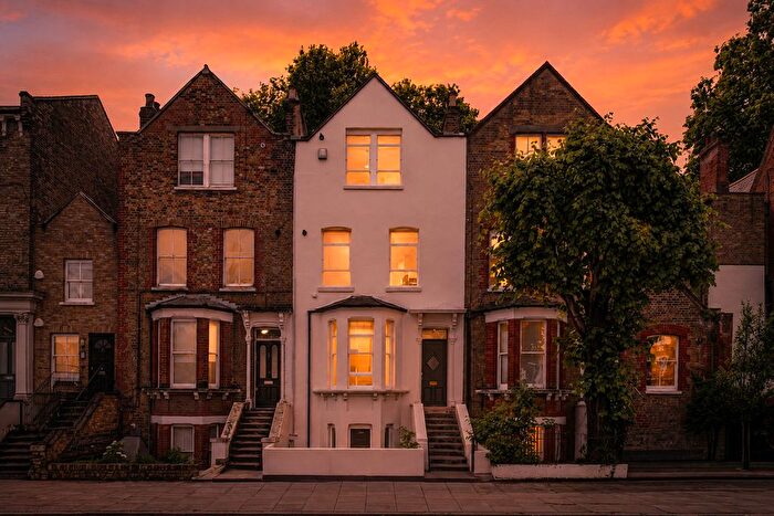 2 Bedroom Flat For Sale In Sandringham Road, London, E8