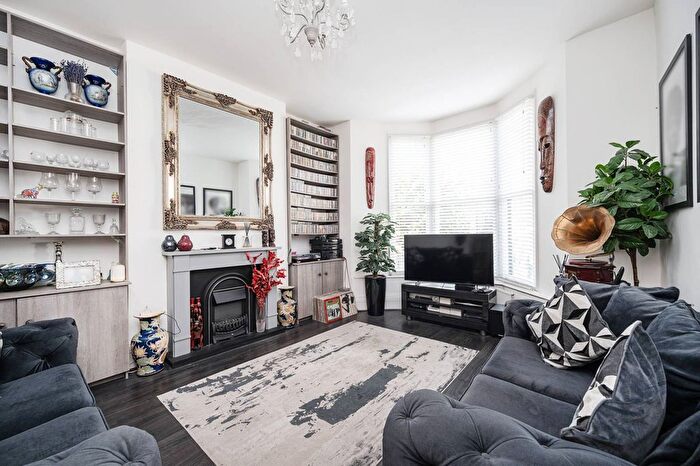 4 Bedroom Flat For Sale In St Marks Rise, Dalston, London, E8
