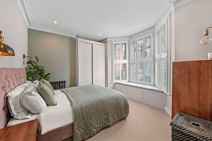 2 Bedroom Flat For Sale In Larkfield Road, Richmond, TW9