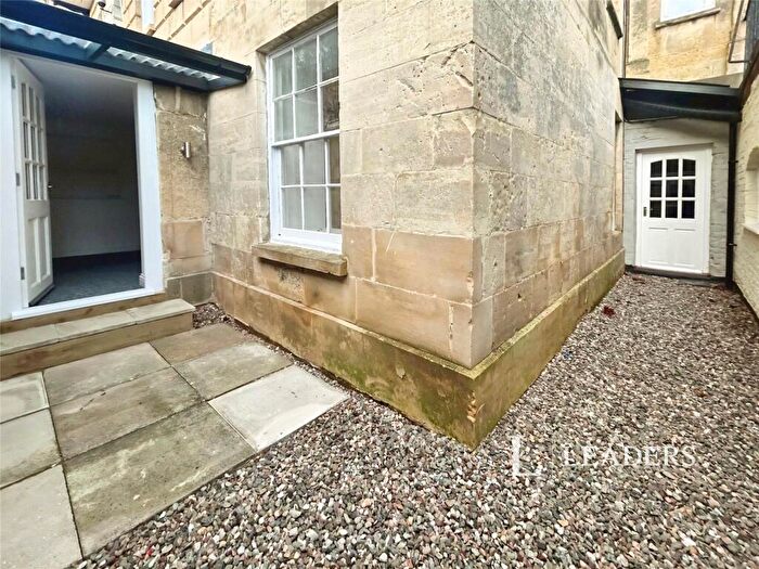 Flat To Rent In High Street, Cheltenham, Gloucestershire, GL52