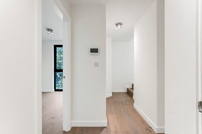 1 Bedroom Flat To Rent In Parkview House, Green Lanes, N8