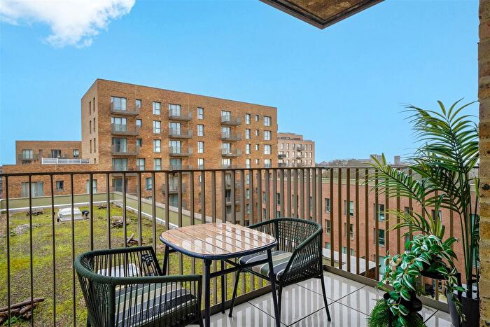1 Bedroom Flat For Sale In Green Square, Lampton Parkside, TW3