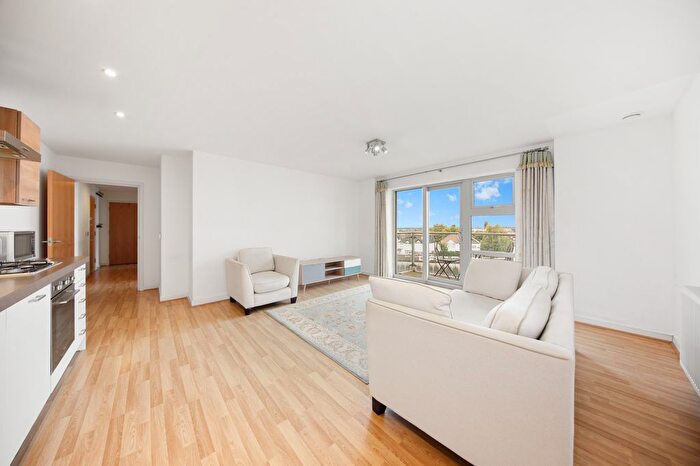 2 Bedroom Flat To Rent In Glebe House, Queen Mary Avenue, London, E18