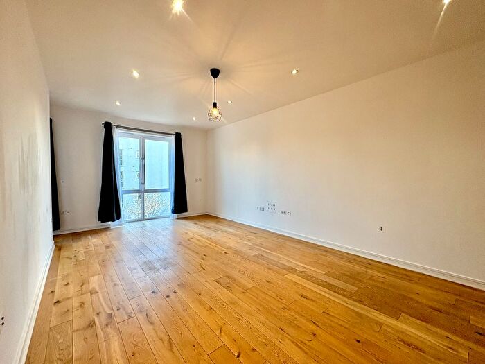 2 Bedroom Flat To Rent In Melliss Avenue, Kew, TW9
