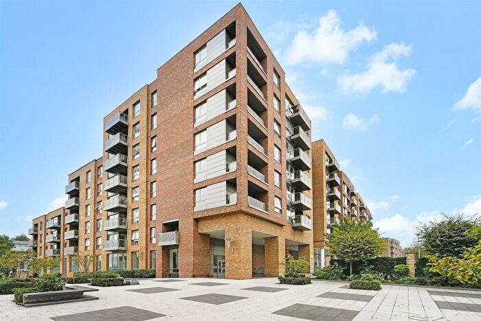 2 Bedroom Apartment To Rent In Lang Court, Smithfield Square, Hornsey, N8