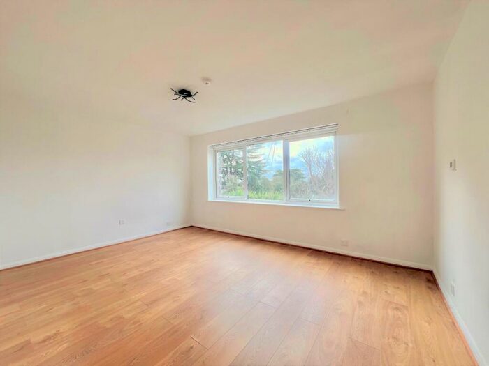 3 Bedroom Flat To Rent In Denmark Hill London, SE5