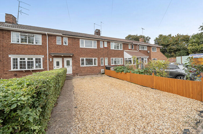 2 Bedroom Terraced House For Sale In Bernard Close, Dunstable, Bedfordshire, LU5