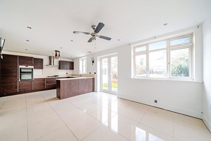 4 Bedroom Semi Detached House To Rent In Barnfield, New Malden, KT3