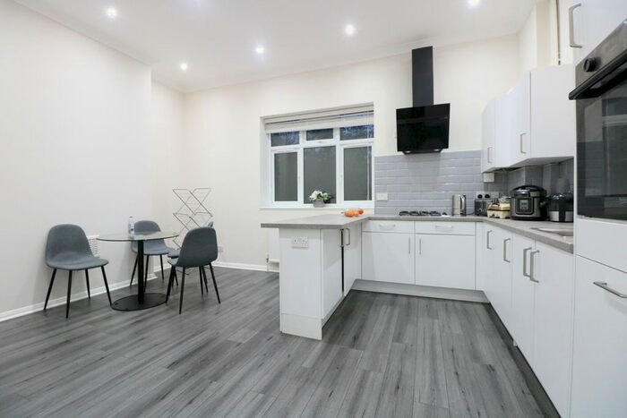 4 Bedroom Flat To Rent In Percy Road, Shepherds Bush, London, W12