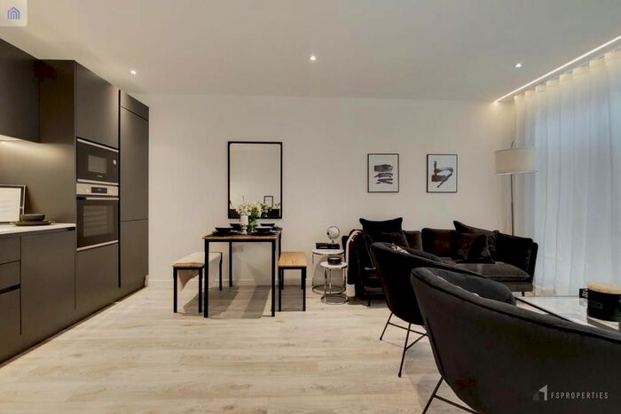 2 Bedroom Flat To Rent In High Street, Purley, Surrey, CR8