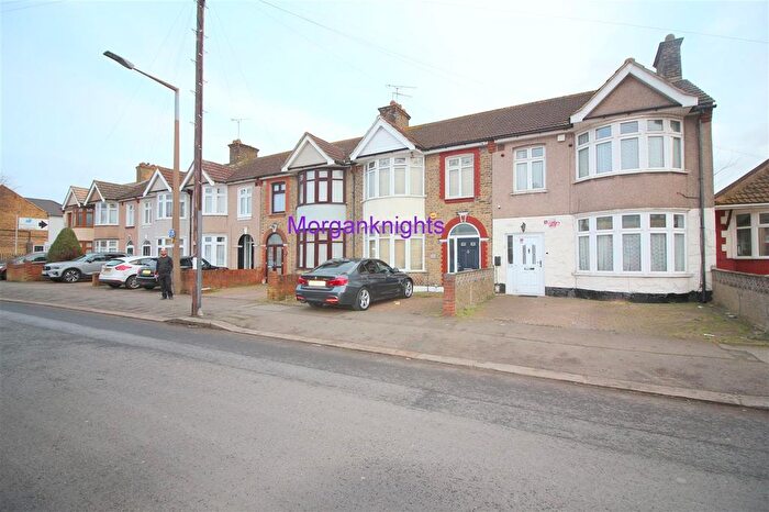 3 Bedroom Terraced House To Rent In Upminster Road South, Rainham, RM13