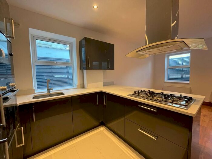 2 Bedroom Flat To Rent In Flat, Addiscombe Road, Croydon, CR0