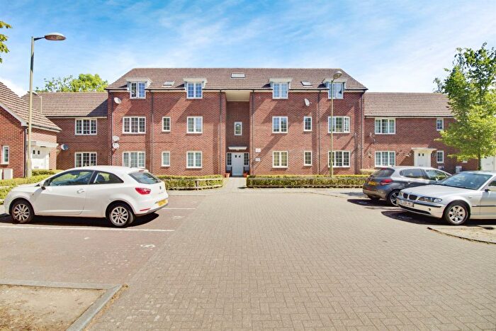 2 Bedroom Flat For Sale In Amethyst Walk, Welwyn Garden City, AL8