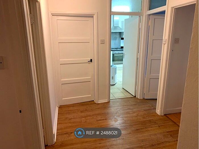 3 Bedroom Flat To Rent In Grosvenor Court, London, N3