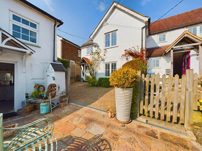 3 Bedroom Cottage To Rent In Wigginton Bottom, Wigginton, HP23