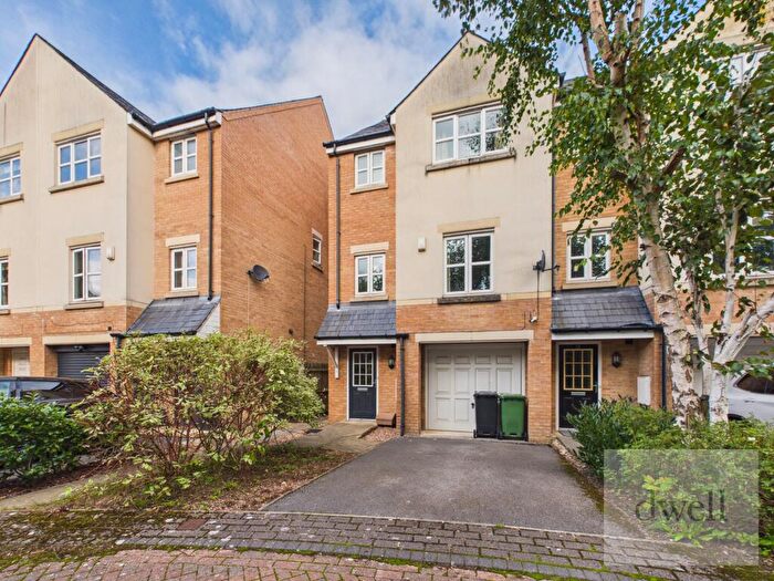 4 Bedroom Town House For Sale In Alnwick View, Weetwood, LS16