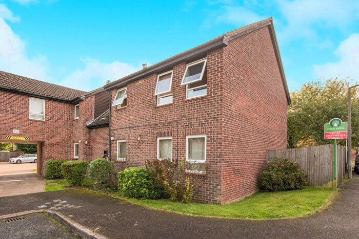 Flat To Rent In Shepperton Close, Lordswood, Chatham, Kent, ME5