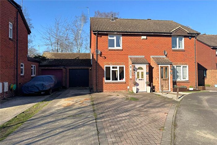 3 Bedroom Semi Detached House For Sale In Yew Tree Close, Farnborough, Hampshire, GU14