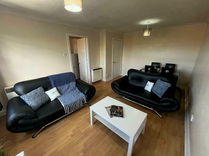 2 Bedroom Flat To Rent In The Cricketers, LS5