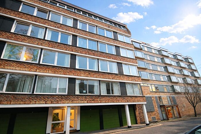 3 Bedroom Flat To Rent In High Kingsdown, Bristol, BS2