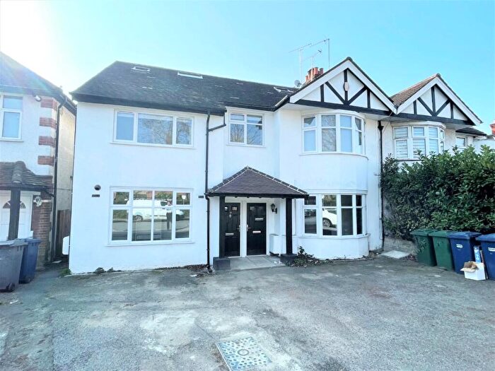 3 Bedroom Flat To Rent In Goodwyn Avenue, Mill Hill, NW7
