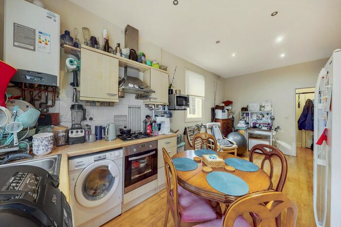 2 Bedroom Flat To Rent In Northfield Avenue, Ealing, W13