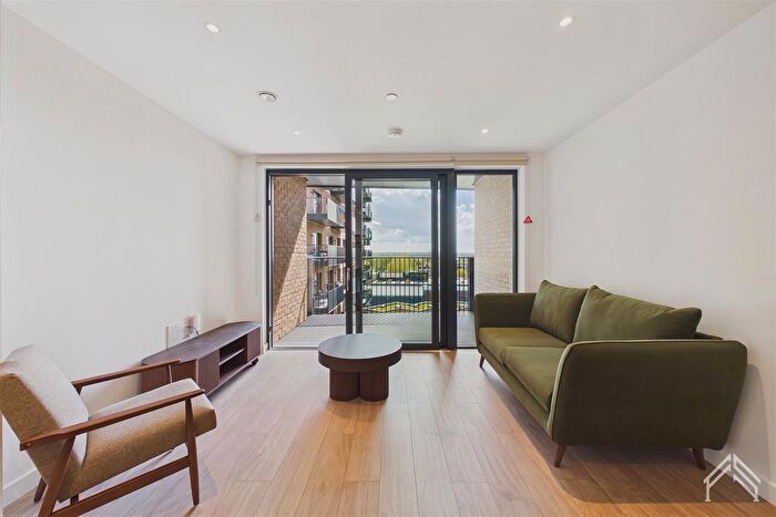 2 Bedroom Flat To Rent In Manser House, London, TW8