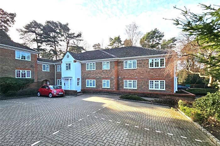 1 Bedroom Flat For Sale In Fairway Heights, Camberley, Surrey, GU15