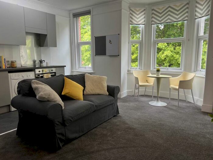 2 Bedroom Flat To Rent In Old Tiverton Road, Exeter, EX4